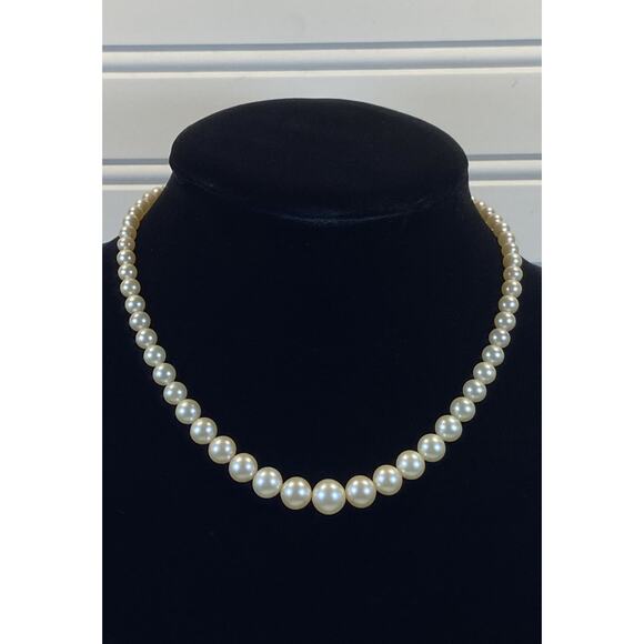 Vintage Crown Trifari Graduated Faux Pearl Tulip Clasp Classic Necklace - Picture 1 of 10